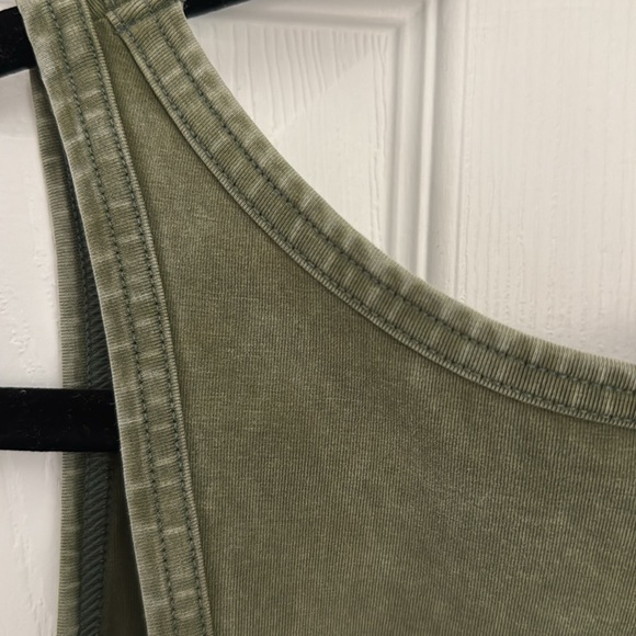 Offline High Neck Crop Top - Picture 5 of 6